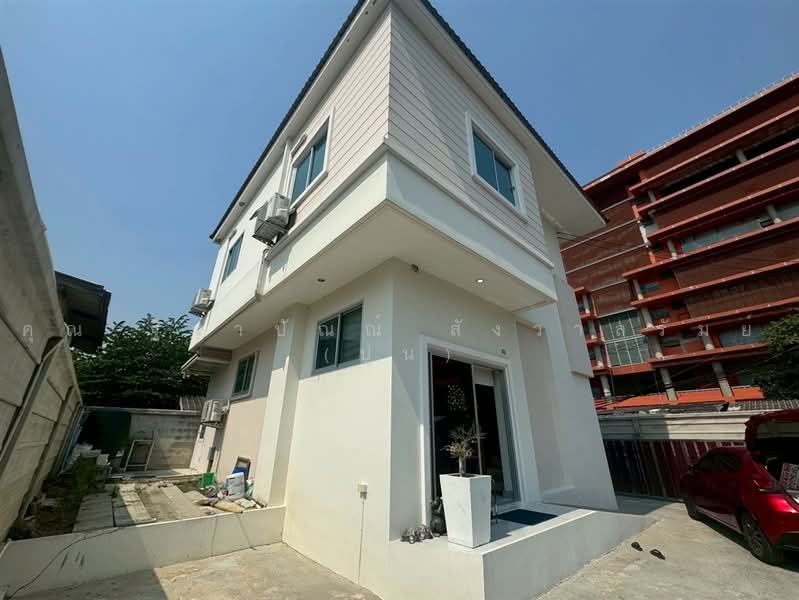 บ้านเดี่ยว 2 ชั้น 51 ตร.ว. บ้านเดี่ยว ซอยเรวดี4 ถนนเรวดี, Nonthaburi, ถนนเรวดี, Talat Kwan, Muang Nonthaburi, Nonthaburi, 4 Bedrooms, 220 sqm, Single Detached House For Sale, by คุณ ฐิชาปัณณ์ สังวาลรัมย์ (ปูน), 500457366 - DDproperty.com