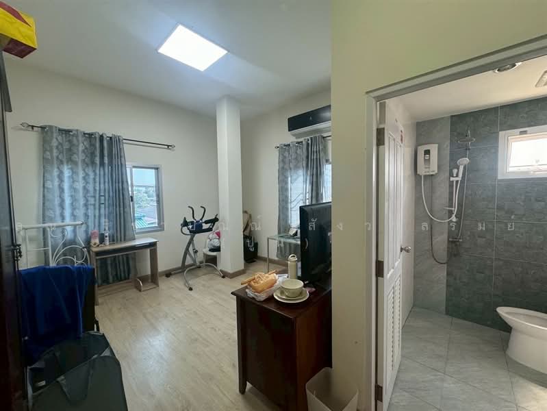 บ้านเดี่ยว 2 ชั้น 51 ตร.ว. บ้านเดี่ยว ซอยเรวดี4 ถนนเรวดี, Nonthaburi, ถนนเรวดี, Talat Kwan, Muang Nonthaburi, Nonthaburi, 4 Bedrooms, 220 sqm, Single Detached House For Sale, by คุณ ฐิชาปัณณ์ สังวาลรัมย์ (ปูน), 500457366 - DDproperty.com