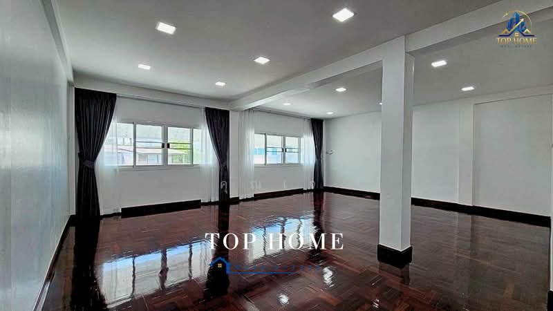 ขายด่วน! ทาวน์โฮม 3.5 ชั้น รีโนเวทใหม่ทั้งหลัง ซอยสาธุประดิษฐ์ 40 ทำเลกลางเมือง พร้อมเข้าอยู่, Bangkok, Bang Pong Pang, Yan Nawa, Bangkok, 5 Bedrooms, 220 sqm, Townhouse For Sale, by คุณเจ, 500457527 - DDproperty.com