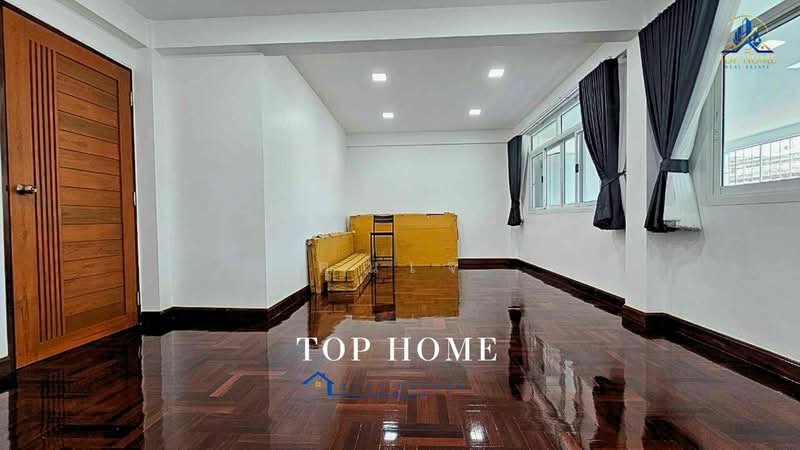 ขายด่วน! ทาวน์โฮม 3.5 ชั้น รีโนเวทใหม่ทั้งหลัง ซอยสาธุประดิษฐ์ 40 ทำเลกลางเมือง พร้อมเข้าอยู่, Bangkok, Bang Pong Pang, Yan Nawa, Bangkok, 5 Bedrooms, 220 sqm, Townhouse For Sale, by คุณเจ, 500457527 - DDproperty.com