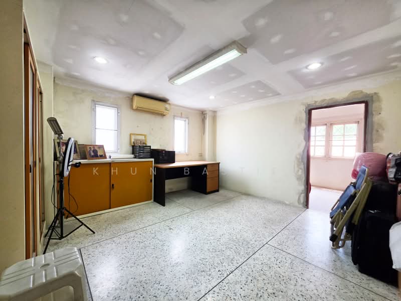 Corner commercial building on Luang Phaeng Lat Krabang Rd, Bangkok, หลวงแพ่ง, Khum Thong, Lat Krabang, Bangkok, 4 Bedrooms, 320 sqm, Semi-Detached House (Twin House) For Sale, by Khun Bastien, 500457635 - DDproperty.com