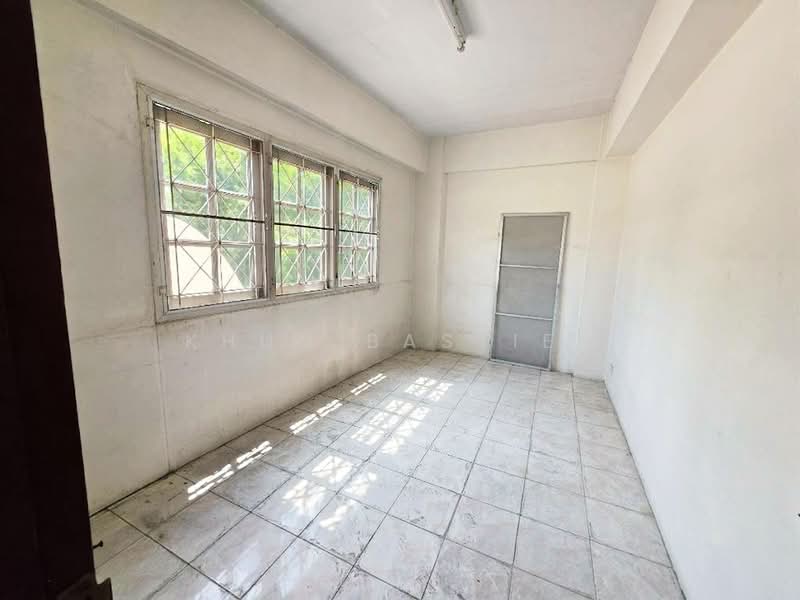 Corner commercial building on Luang Phaeng Lat Krabang Rd, Bangkok, หลวงแพ่ง, Khum Thong, Lat Krabang, Bangkok, 4 Bedrooms, 320 sqm, Semi-Detached House (Twin House) For Sale, by Khun Bastien, 500457635 - DDproperty.com
