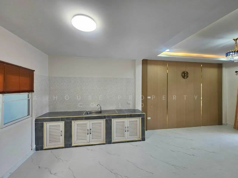 Two-story townhouse in Wang Hin Soi, Sriracha. Newly renovated throughout, Chon Buri (Pattaya), Surasak, Si Racha, Chon Buri (Pattaya), 3 Bedrooms, 84 sqm, Townhouse For Sale, by A House Property Co.,Ltd., 500458350 - DDproperty.com