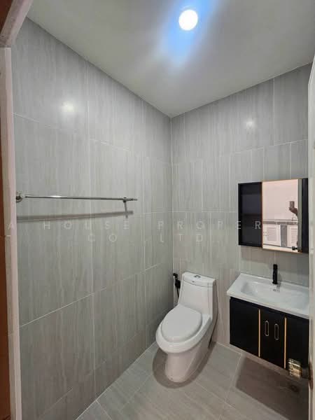 Two-story townhouse in Wang Hin Soi, Sriracha. Newly renovated throughout, Chon Buri (Pattaya), Surasak, Si Racha, Chon Buri (Pattaya), 3 Bedrooms, 84 sqm, Townhouse For Sale, by A House Property Co.,Ltd., 500458350 - DDproperty.com