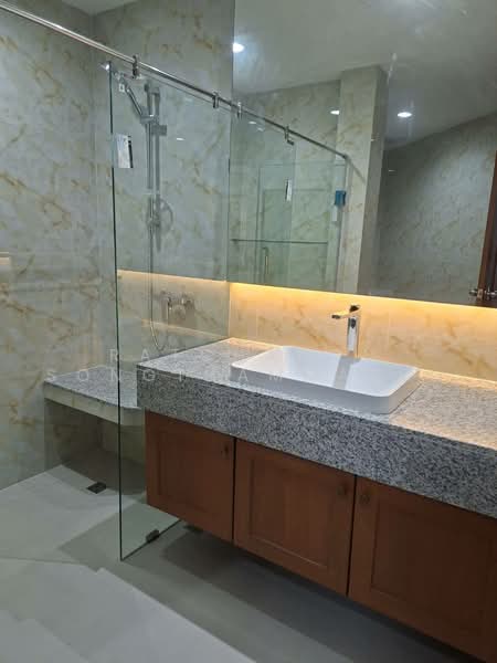 Ruamsuk Condominium, Bangkok, 12 Soi Athakravi, Khong Tan, Khlong Toei, Bangkok, 3 Bedrooms, 330 sqm, Condo For Rent, by Ratchanon Songthammakul, 500458663 - DDproperty.com
