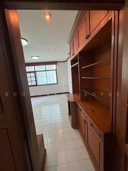 3-BR House, Bangkok, Din Daeng, Bangkok, 3 Bedrooms, 216 sqm, Single Detached House For Rent, by Boonraksa Sopak, 500459651 - DDproperty.com