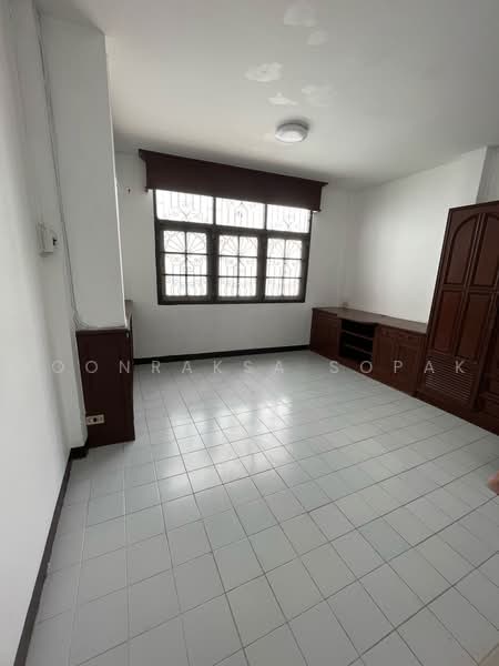 3-BR House, Bangkok, Din Daeng, Bangkok, 3 Bedrooms, 216 sqm, Single Detached House For Rent, by Boonraksa Sopak, 500459651 - DDproperty.com