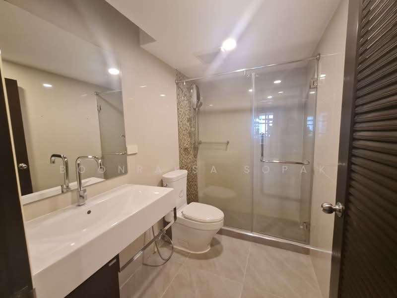Royal Castle Sukhumvit, Bangkok, 30 Soi Sukhumvit 39, Khlongtoei Nua, Watthana, Bangkok, 3 Bedrooms, 139 sqm, Condo For Rent, by Boonraksa Sopak, 500459684 - DDproperty.com