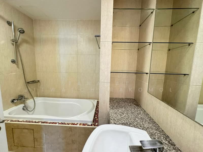 The Clover Thonglor Residence, Bangkok, Soi Sukhumvit 55, Khlong Tan Nua, Watthana, Bangkok, 1 Bedroom, 37 sqm, Condo For Rent, by Tanapat Jitwatcharakomol, 500459936 - DDproperty.com