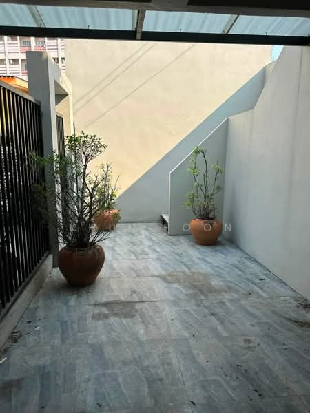 Home Office for Sale in the Heart of Ratchada–Sutthisan | Only 100m to MRT Sutthisan (SPSSR340), Bangkok, รัชดาภิเษก, Samsen Nok, Huai Khwang, Bangkok, , 200 sqm, Shophouse For Sale, by Khun Poon, 500459972 - DDproperty.com