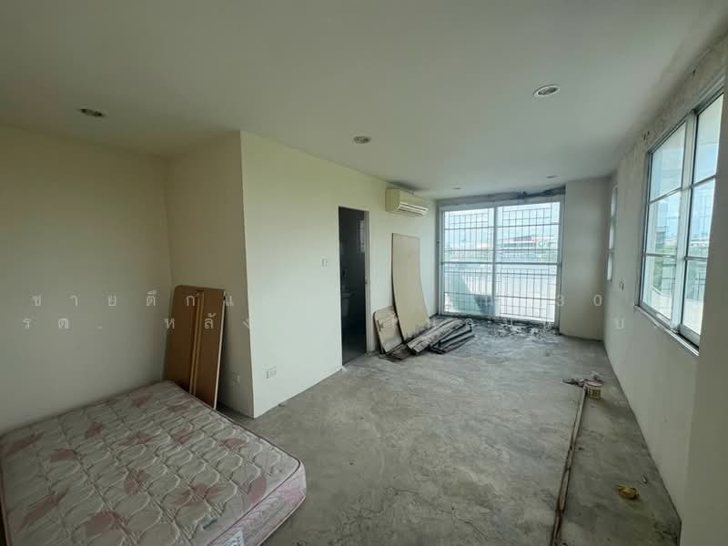 Sale! Highvisibility property with excellent parking capacity, Nonthaburi, Mahasawat, Bang Kruai, Nonthaburi, 5 Bedrooms, 280 sqm, Townhouse For Sale, by ขายตึกแถว 5 ชั้น 30.7 ตรว. หลังมุม ในถนน บางกรวยกรุงนนท์(วัดตะระเก), 500460431 - DDproperty.com
