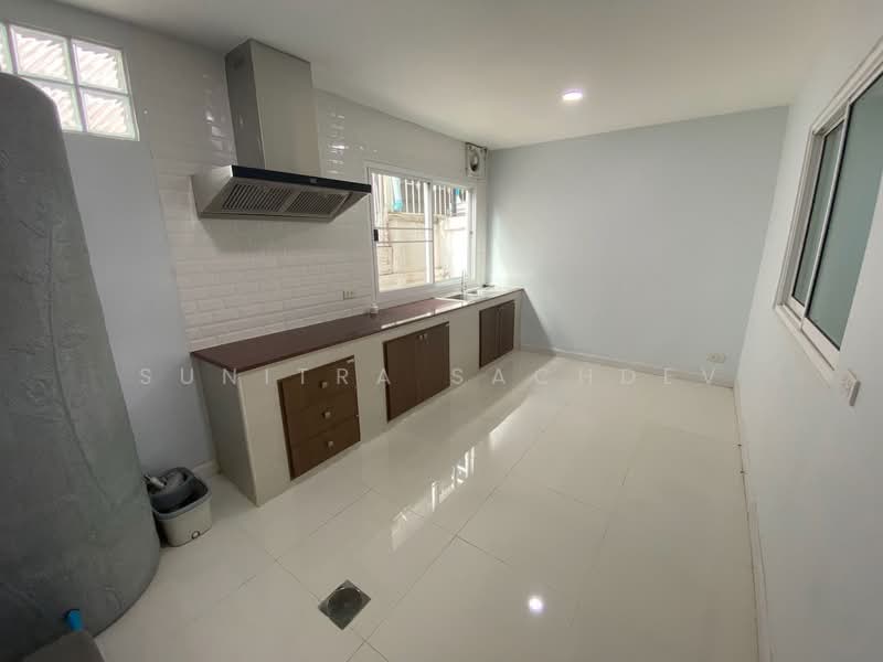 ทาวนโฮม 3 ชน พฒนาการ 31/1, Bangkok, Suan Luang, Bangkok, 4 Bedrooms, 270 sqm, Townhouse For Rent, by Sunitra Sachdev, 500461440 - DDproperty.com
