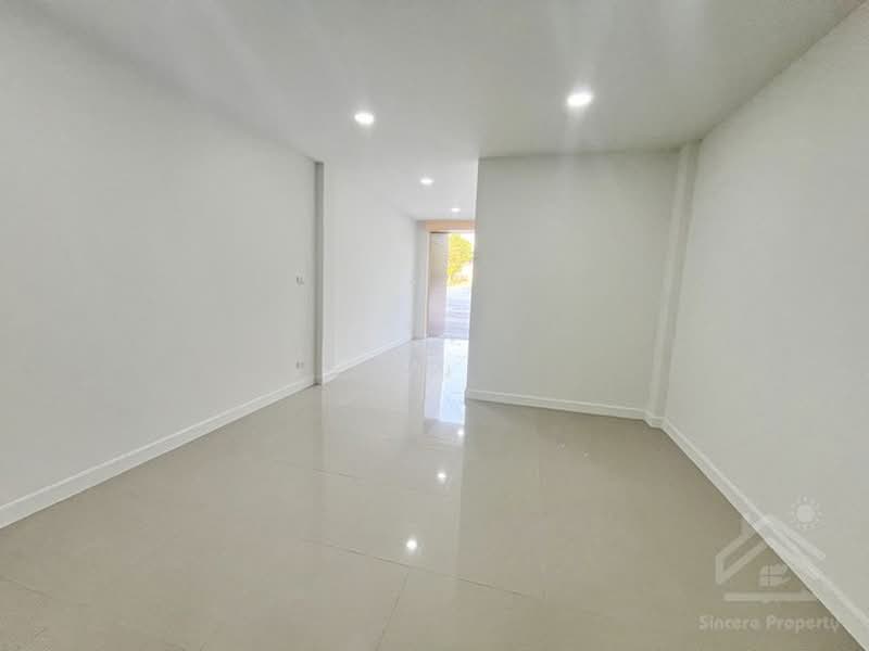 ขายอาคารพาณชย 3 ชน ตดถนน ทำเลด หนองยายบ ทอนำ ซอย 9 ชลบร, Chon Buri (Pattaya), หนองยายบู่ ท่อน้ำ ซอย 9, Nong - Kham, Si Racha, Chon Buri (Pattaya), , 250 sqm, Shophouse For Sale, by ปูน, 500461831 - DDproperty.com