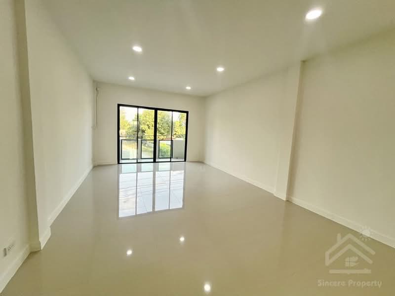 ขายอาคารพาณชย 3 ชน ตดถนน ทำเลด หนองยายบ ทอนำ ซอย 9 ชลบร, Chon Buri (Pattaya), หนองยายบู่ ท่อน้ำ ซอย 9, Nong - Kham, Si Racha, Chon Buri (Pattaya), , 250 sqm, Shophouse For Sale, by ปูน, 500461831 - DDproperty.com