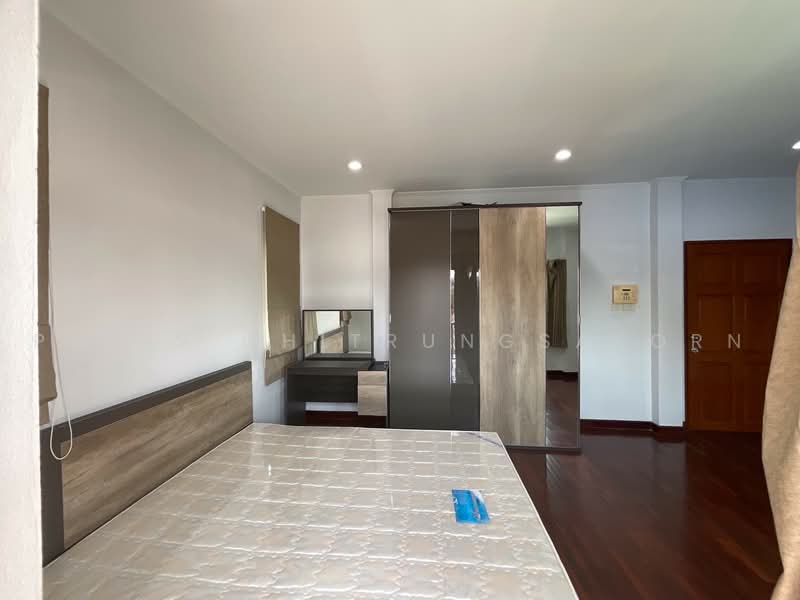 3-Storey House for Rent | Huai Khwang - Pracharat Bamphen, Bangkok, Huai Khwang, Bangkok, 4 Bedrooms, 410 sqm, Single Detached House For Rent, by Pudis Chitrungsakorn, 500461838 - DDproperty.com
