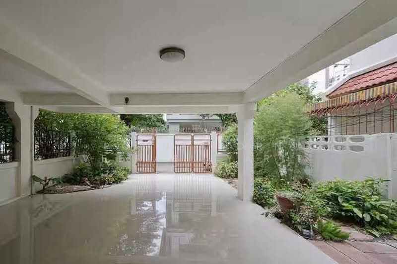 For Rent : Detached house (Soi Sukhumvit 31), Bangkok, สุขุมวิท, Khlong Tan Nua, Watthana, Bangkok, 5 Bedrooms, 400 sqm, Single Detached House For Rent, by Poonyaporn Veerabulyarit, 500461846 - DDproperty.com