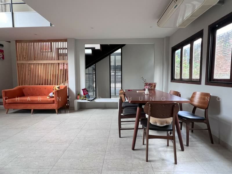 Two-story detached house for rent, corner unit, 2 bedrooms, at Chokchai 4 Soi 78, กรุงเทพ, ลาดพร้าว, ลาดพร้าว, กรุงเทพ, 350 ตร.ม., บ้านเดี่ยว ให้เช่า, โดย Charinthip Phungalong, 500463033 - DDproperty.com