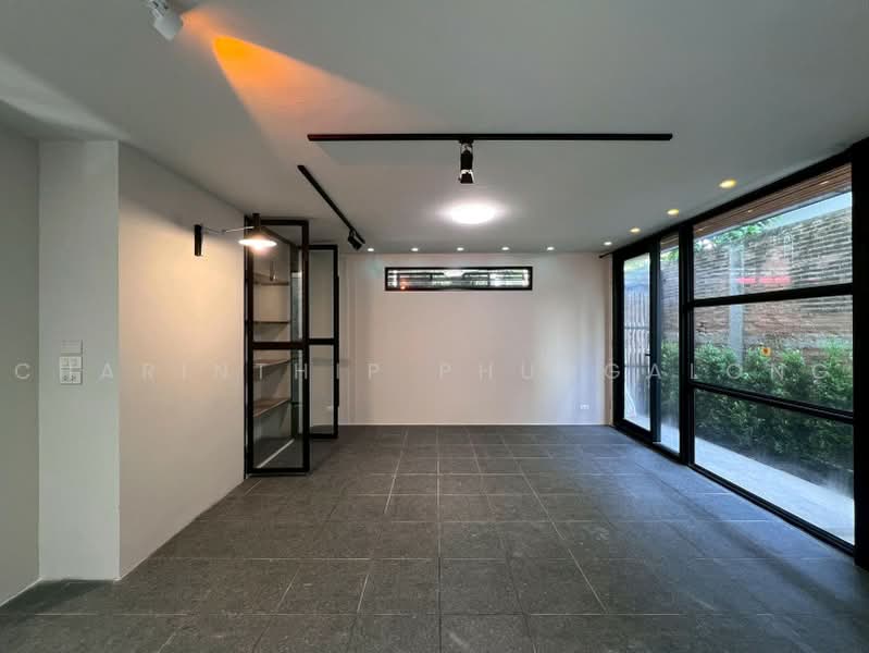 Two-story detached house for rent, corner unit, 2 bedrooms, at Chokchai 4 Soi 78, Bangkok, Lat Phrao, Bangkok, 2 Bedrooms, 350 sqm, Single Detached House For Rent, by Charinthip Phungalong, 500463033 - DDproperty.com