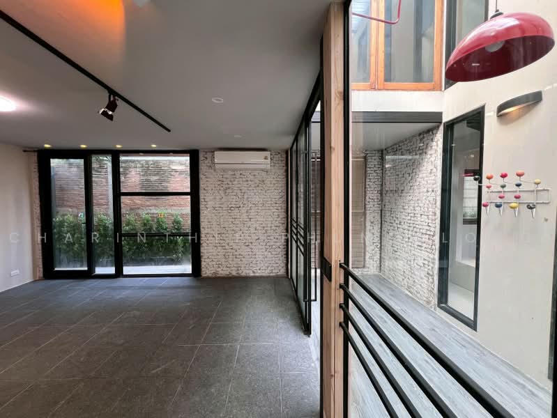 Two-story detached house for rent, corner unit, 2 bedrooms, at Chokchai 4 Soi 78, กรุงเทพ, ลาดพร้าว, ลาดพร้าว, กรุงเทพ, 350 ตร.ม., บ้านเดี่ยว ให้เช่า, โดย Charinthip Phungalong, 500463033 - DDproperty.com