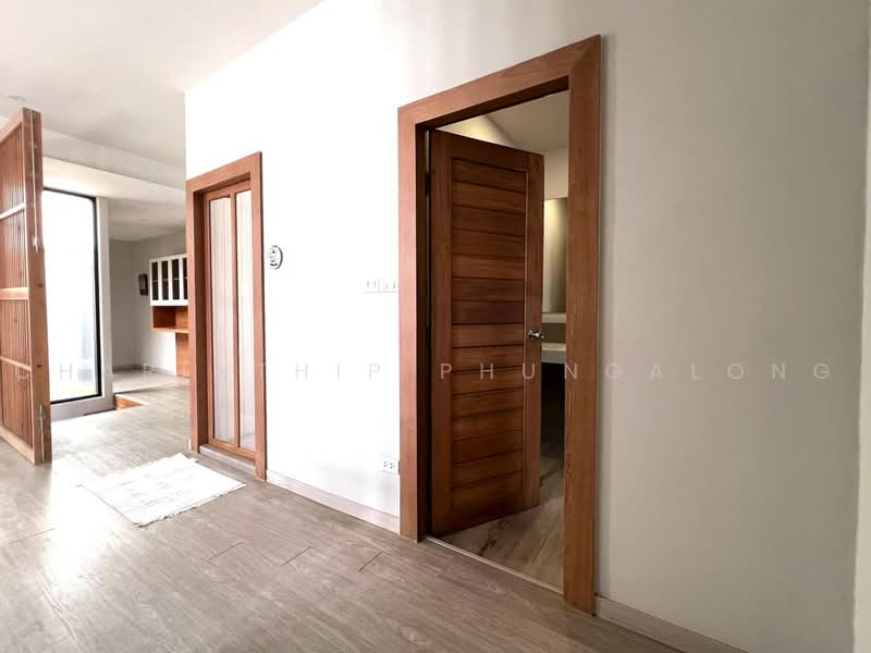 Two-story detached house for rent, corner unit, 2 bedrooms, at Chokchai 4 Soi 78, กรุงเทพ, ลาดพร้าว, ลาดพร้าว, กรุงเทพ, 350 ตร.ม., บ้านเดี่ยว ให้เช่า, โดย Charinthip Phungalong, 500463033 - DDproperty.com