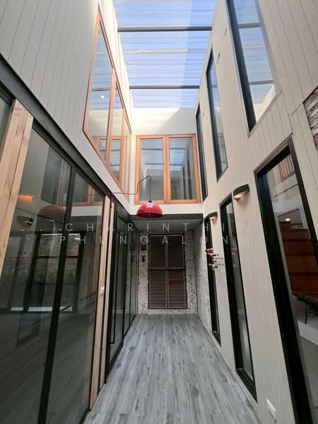 Two-story detached house for rent, corner unit, 2 bedrooms, at Chokchai 4 Soi 78, กรุงเทพ, ลาดพร้าว, ลาดพร้าว, กรุงเทพ, 350 ตร.ม., บ้านเดี่ยว ให้เช่า, โดย Charinthip Phungalong, 500463033 - DDproperty.com