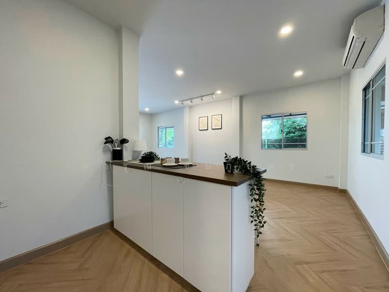 หมู่บ้านพร้อมพัฒน์ 1, Bangkok, Sam Wa Tawan Tok, Khlong Sam Wa, Bangkok, 3 Bedrooms, 140 sqm, Semi-Detached House (Twin House) For Sale, by การุณ ชมภูบุตร, 500463163 - DDproperty.com