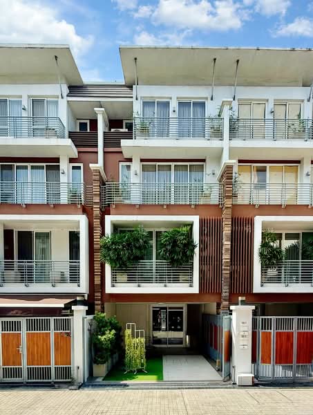 4.5-Story Luxury Townhome at Luxx Ville Sathupradit 12 (Plot A2 - Fully Furnished Show Unit), Bangkok, สาธุประดิษฐ์ 12, Thung Wat Don, Sathon, Bangkok, 3 Bedrooms, 312 sqm, Townhouse For Sale, by ธีรนุช ธีระวาทิน, 500463297 - DDproperty.com