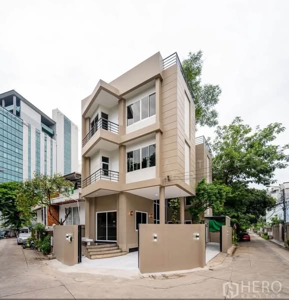 For Rent 5 Bedroom Detached House Near BTS Mochit Bangkok HRE01152, กรุงเทพ, จตุจักร, จตุจักร, กรุงเทพ, 375 ตร.ม., บ้านเดี่ยว ให้เช่า, โดย Hero Realtor Co., Ltd., 500463336 - DDproperty.com