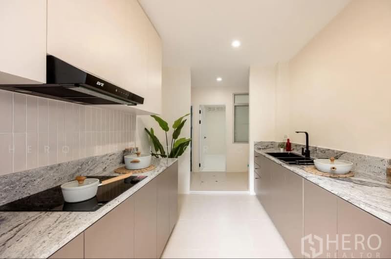 For Rent 5 Bedroom Detached House Near BTS Mochit Bangkok HRE01152, กรุงเทพ, จตุจักร, จตุจักร, กรุงเทพ, 375 ตร.ม., บ้านเดี่ยว ให้เช่า, โดย Hero Realtor Co., Ltd., 500463336 - DDproperty.com