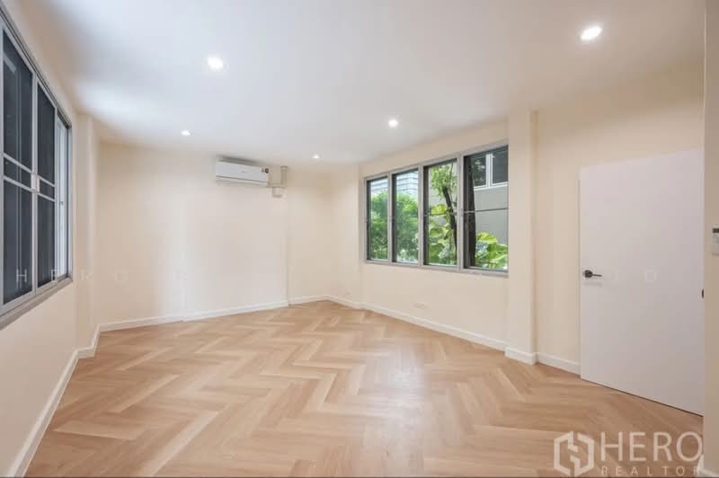 For Rent 5 Bedroom Detached House Near BTS Mochit Bangkok HRE01152, กรุงเทพ, จตุจักร, จตุจักร, กรุงเทพ, 375 ตร.ม., บ้านเดี่ยว ให้เช่า, โดย Hero Realtor Co., Ltd., 500463336 - DDproperty.com