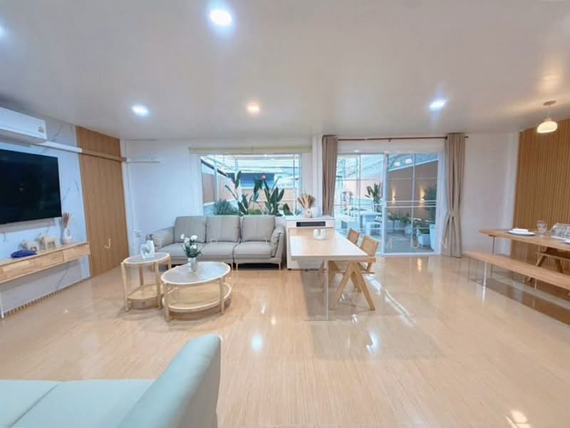 ทาวน์โฮม ซอย รัชดาภิเษก 18, Bangkok, Huai Khwang, Bangkok, 5 Bedrooms, 250 sqm, Townhouse For Rent, by Jutarat Jitmun, 500463567 - DDproperty.com