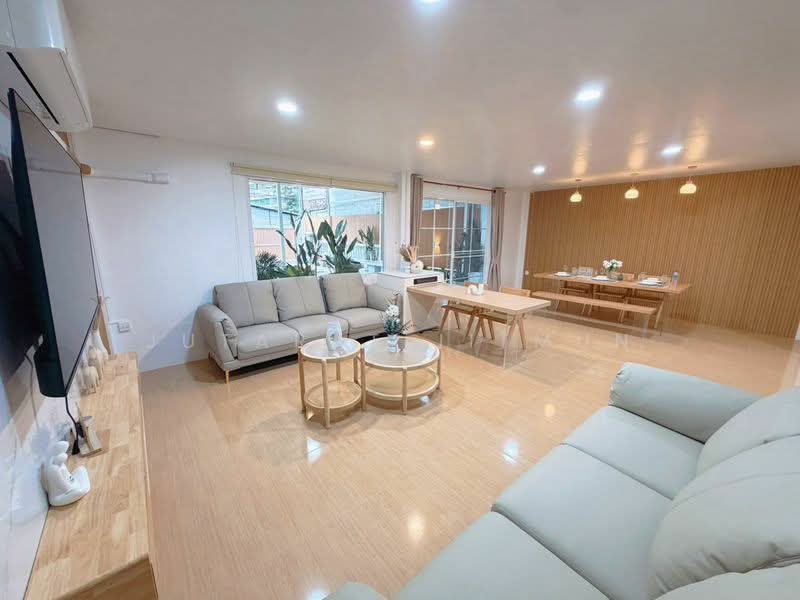ทาวน์โฮม ซอย รัชดาภิเษก 18, Bangkok, Huai Khwang, Bangkok, 5 Bedrooms, 250 sqm, Townhouse For Rent, by Jutarat Jitmun, 500463567 - DDproperty.com