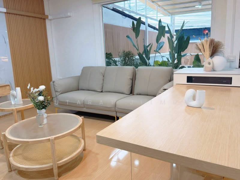 ทาวน์โฮม ซอย รัชดาภิเษก 18, Bangkok, Huai Khwang, Bangkok, 5 Bedrooms, 250 sqm, Townhouse For Rent, by Jutarat Jitmun, 500463567 - DDproperty.com