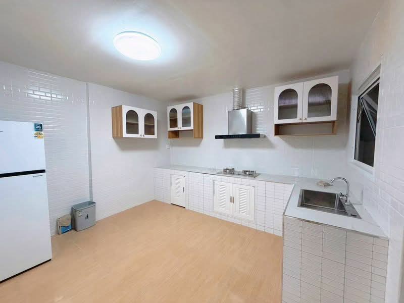 ทาวน์โฮม ซอย รัชดาภิเษก 18, Bangkok, Huai Khwang, Bangkok, 5 Bedrooms, 250 sqm, Townhouse For Rent, by Jutarat Jitmun, 500463567 - DDproperty.com