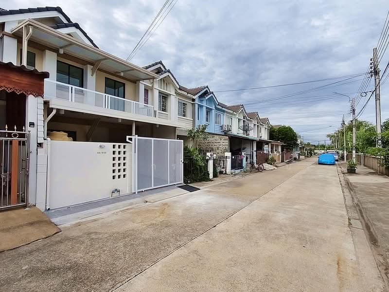 บ้านสวย หน้าบ้านโล่ง จอดรถสบาย ๆ หมู่บ้านพฤกษา 76 บางใหญ่ ตลาดพระปิ่น 3 ใกล้เซ็นทรัล เวสเกต, Nonthaburi, กาญจนาภิเษก, Bang Yai, Bang Yai, Nonthaburi, 3 Bedrooms, 110 sqm, Townhouse For Sale, by บุษบากร (เจี๊ยบ), 500464119 - DDproperty.com