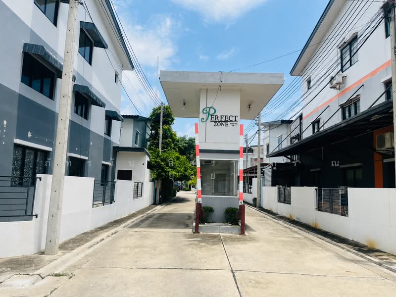 หมู่บ้านเพอร์เฟคโซน รังสิต-บางพูน, ปทุมธานี, บ้านกลาง, เมืองปทุมธานี, ปทุมธานี, 138 ตร.ม., ทาวน์เฮ้าส์ ขาย, โดย ภัทรนัน อิศรางกูร ณ อยุธยา, 500464207 - DDproperty.com