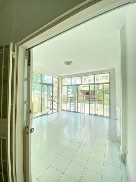 ทาวน์เฮ้าส์ 4-ห้องนอน, กรุงเทพ, ลาดพร้าว, กรุงเทพ, 325 ตร.ม., ทาวน์เฮ้าส์ ให้เช่า, โดย Thanachot Khantigamongun, 500464225 - DDproperty.com