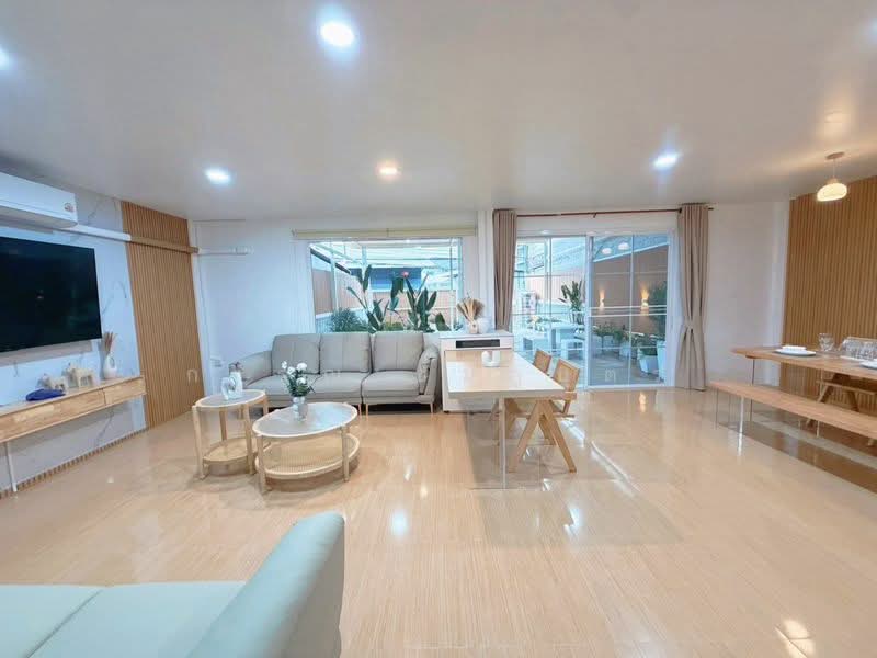 รัชดา 18, Bangkok, Samsen Nok, Huai Khwang, Bangkok, 5 Bedrooms, 250 sqm, Townhouse For Rent, by การุณ ชมภูบุตร, 500464267 - DDproperty.com