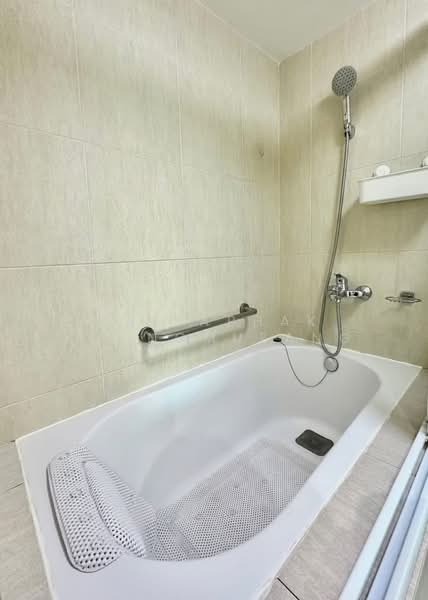 The Clover Thonglor Residence, Bangkok, Soi Sukhumvit 55, Khlong Tan Nua, Watthana, Bangkok, 1 Bedroom, 45 sqm, Condo For Rent, by Kritaphak Khongmueang, 500464292 - DDproperty.com