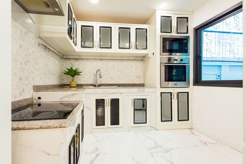 The Crystal Condo, Nonthaburi, Soi Rewadee 2, Talat Kwan, Muang Nonthaburi, Nonthaburi, 4 Bedrooms, 240 sqm, Townhouse For Rent, by Thanachot Khantigamongun, 500464722 - DDproperty.com