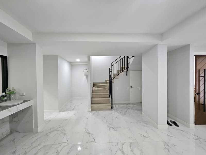 Townhouse for Sale in Phatthanakan 12, 23 sq.wah, 215 sq.m, 4 Bedrooms, Newly Renovated, Bangkok, Suan Luang, Bangkok, 4 Bedrooms, 215 sqm, Townhouse For Sale, by คุณ ณิชาภา, 500464785 - DDproperty.com