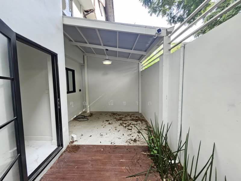 Townhouse for Sale in Phatthanakan 12, 23 sq.wah, 215 sq.m, 4 Bedrooms, Newly Renovated, Bangkok, Suan Luang, Bangkok, 4 Bedrooms, 215 sqm, Townhouse For Sale, by คุณ ณิชาภา, 500464785 - DDproperty.com