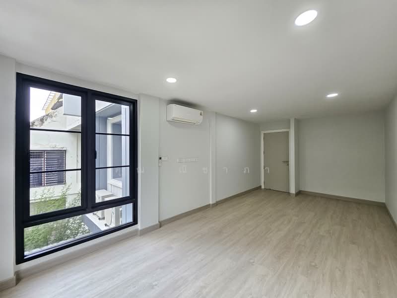 Townhouse for Sale in Phatthanakan 12, 23 sq.wah, 215 sq.m, 4 Bedrooms, Newly Renovated, Bangkok, Suan Luang, Bangkok, 4 Bedrooms, 215 sqm, Townhouse For Sale, by คุณ ณิชาภา, 500464785 - DDproperty.com