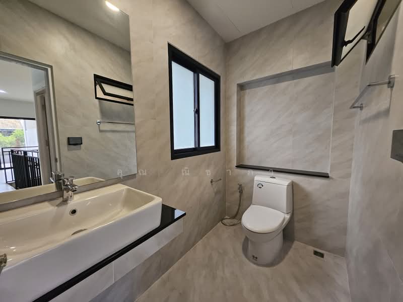 Townhouse for Sale in Phatthanakan 12, 23 sq.wah, 215 sq.m, 4 Bedrooms, Newly Renovated, Bangkok, Suan Luang, Bangkok, 4 Bedrooms, 215 sqm, Townhouse For Sale, by คุณ ณิชาภา, 500464785 - DDproperty.com