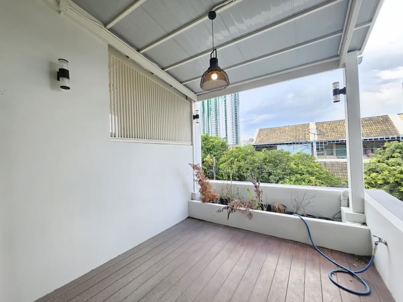 Townhouse for Sale in Phatthanakan 12, 23 sq.wah, 215 sq.m, 4 Bedrooms, Newly Renovated, Bangkok, Suan Luang, Bangkok, 4 Bedrooms, 215 sqm, Townhouse For Sale, by คุณ ณิชาภา, 500464785 - DDproperty.com