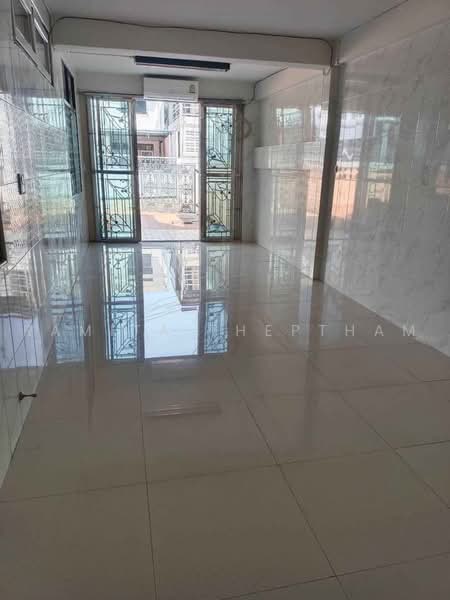 3-BR House, Bangkok, Khlong Chan, Bang Kapi, Bangkok, 3 Bedrooms, 204 sqm, Single Detached House For Rent, by Ramita Theptham, 500464854 - DDproperty.com