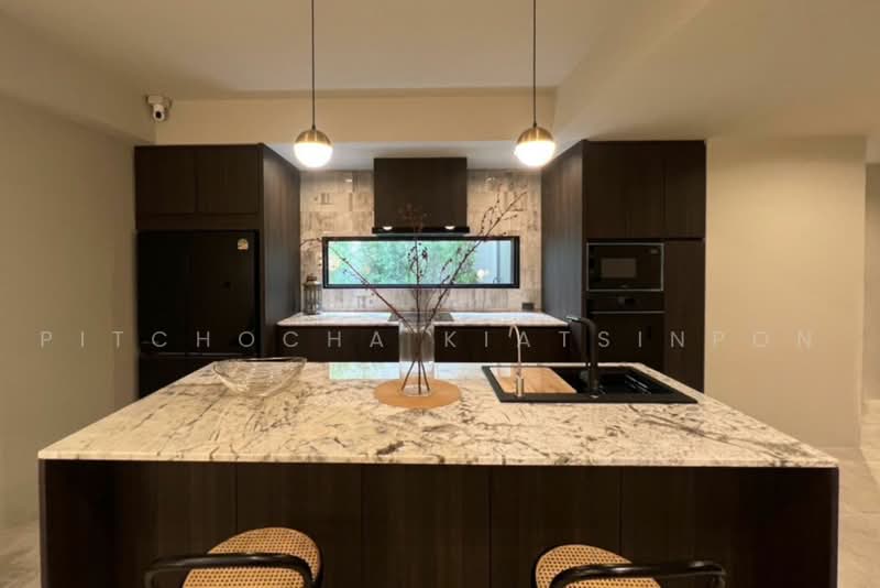 2-BR Townhouse, Bangkok, Phra Kanong Nua, Watthana, Bangkok, 2 Bedrooms, 325 sqm, Townhouse For Sale, by Pitchocha Kiatsinpon, 500465170 - DDproperty.com