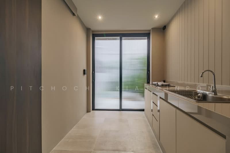 2-BR Townhouse, Bangkok, Phra Kanong Nua, Watthana, Bangkok, 2 Bedrooms, 325 sqm, Townhouse For Sale, by Pitchocha Kiatsinpon, 500465170 - DDproperty.com
