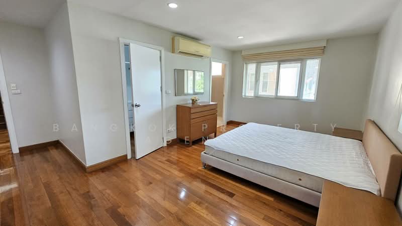 House in Ekkamai, Bangkok, Khlong Tan Nua, Watthana, Bangkok, 4 Bedrooms, 300 sqm, Single Detached House For Rent, by BANGKOK PROPERTY AGENTS, 500465506 - DDproperty.com