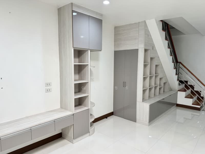 ขายทาวน์เฮ้าส์ 3 ชั้น หมู่บ้านสินทวีสวนธน 1 ซอยประชาอุทิศ 44 ทำเลดี เดินทางสะดวก, Bangkok, Bangmot, Thung Khru, Bangkok, 4 Bedrooms, 110 sqm, Townhouse For Sale, by คุณเพชร, 500465687 - DDproperty.com